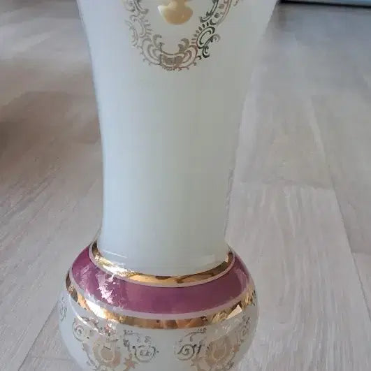 [BUNJANG] White Pink Opaline Vase with Gold Trim and Cameo Accent / 화이트 핑크 오팔린 화병