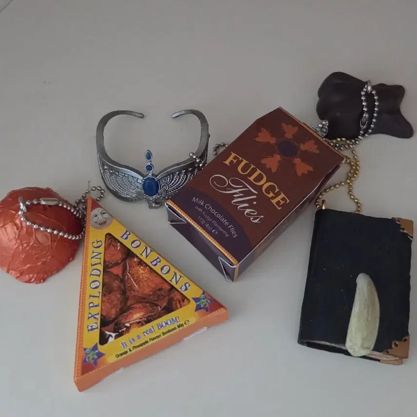 [BUNJANG] Harry Potter Goods Crown, Exploding Bonbon, Fudge-Feathered Keyring, and Book Set / 새상품) 해리포터 굿즈 (래번클로의 보관, 폭발하는 봉봉, 퍼지필리스, 책)