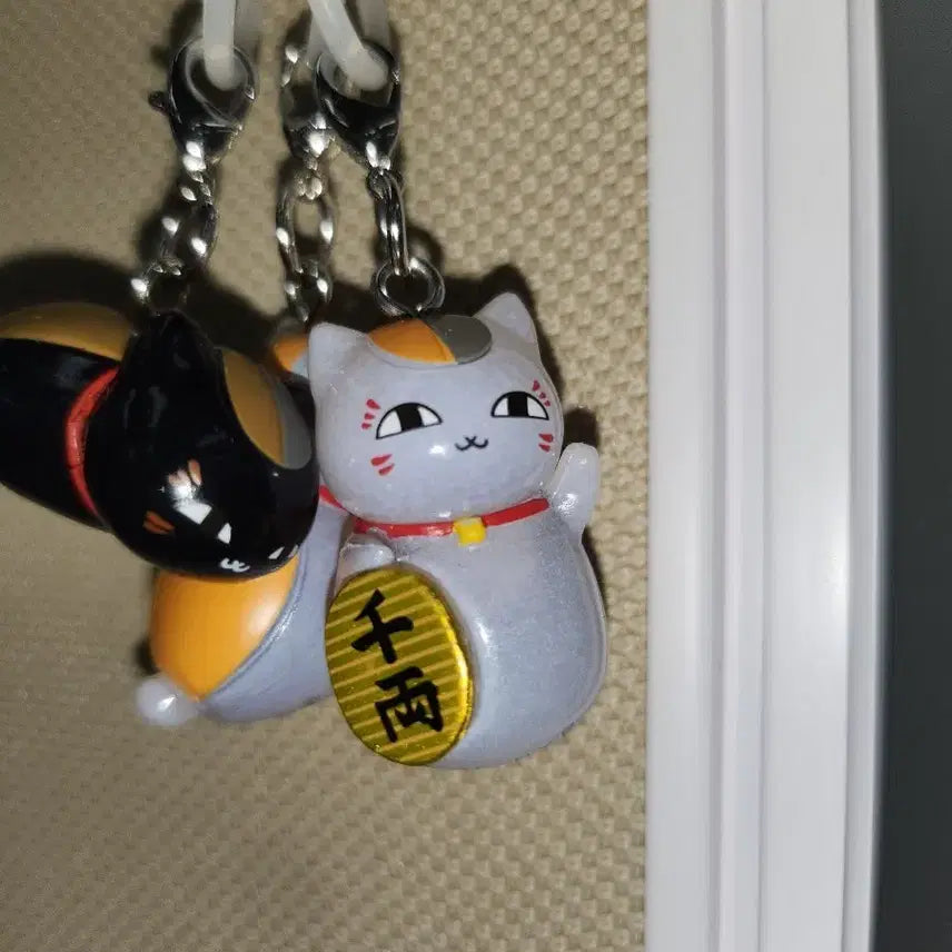 [BUNJANG] Nekomonogatari Nyanko-sensei Gacha Figure Keychain / 냥코센세 가챠 (명패 들고 있는 거)