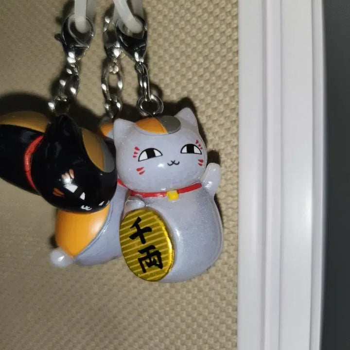[BUNJANG] Nekomonogatari Nyanko-sensei Gacha Figure Keychain / 냥코센세 가챠 (명패 들고 있는 거)