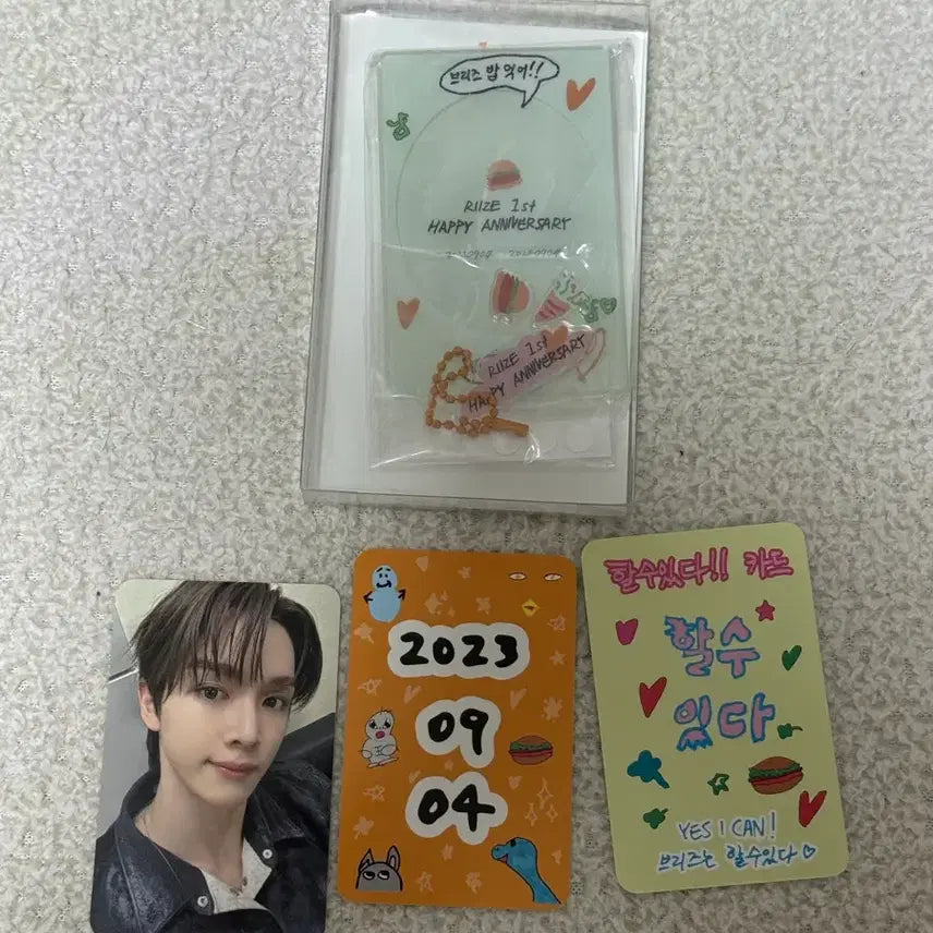 [BUNJANG] RIIZE Sungchan 1st Anniversary DIY Photocard Stand (Sealed) &amp; Photocard Bundle Set / 라이즈 성찬 1주년 DIY 포토카드 스탠드 미개봉 + 1주년 포토카드 일괄 양도