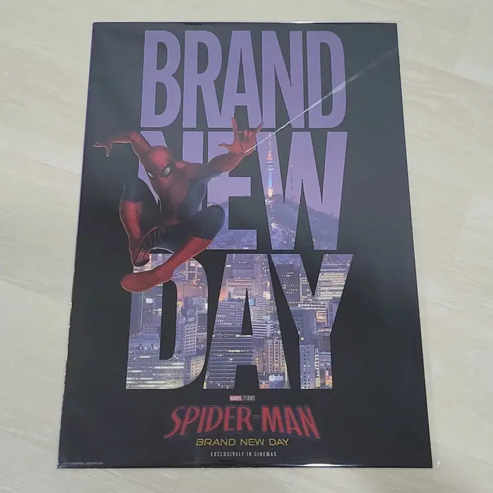 [BUNJANG] Spider-Man 3-Piece Set (Poster + Art Card + Pin Badge) / [전용박스 안전포장] 스파이더맨 3종 세트 (포스터+아트카드+핀뱃지)