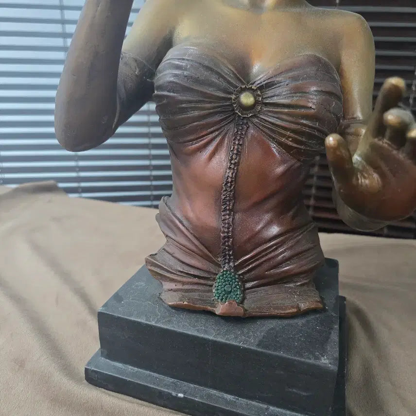 [BUNJANG] Vintage Singer Sculpture (Art Object) / 빈티지 여성 마이크 싱어 조각상(아트오브제)