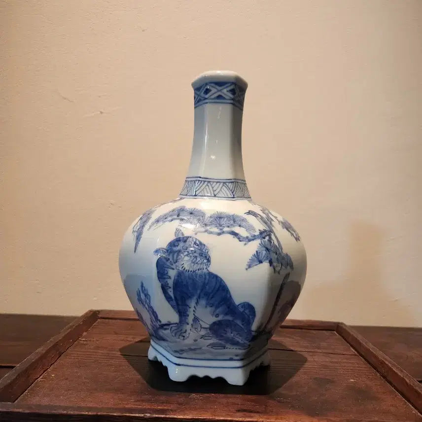 [BUNJANG] Master Potter Choi Byung-deok Celadon Porcelain Magpie and Tiger Hexagonal Bottle / [진품보증] 도예명장 석담 최병덕 청화백자 까치 호랑이 6각 주병 (미사용/작가수결)