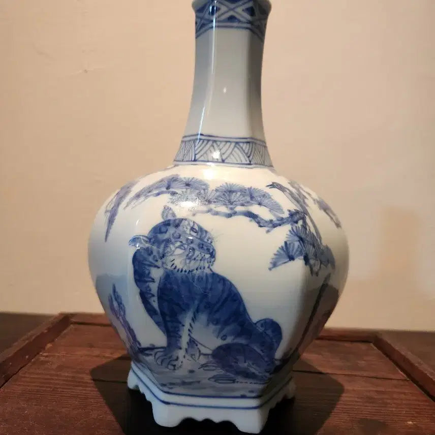 [BUNJANG] Master Potter Choi Byung-deok Celadon Porcelain Magpie and Tiger Hexagonal Bottle / [진품보증] 도예명장 석담 최병덕 청화백자 까치 호랑이 6각 주병 (미사용/작가수결)
