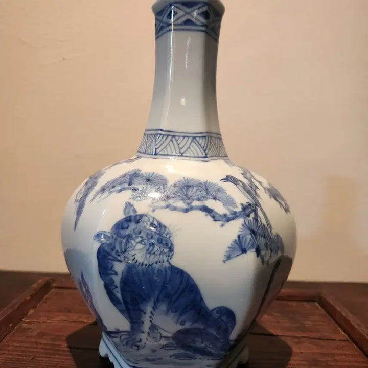 [BUNJANG] Master Potter Choi Byung-deok Celadon Porcelain Magpie and Tiger Hexagonal Bottle / [진품보증] 도예명장 석담 최병덕 청화백자 까치 호랑이 6각 주병 (미사용/작가수결)