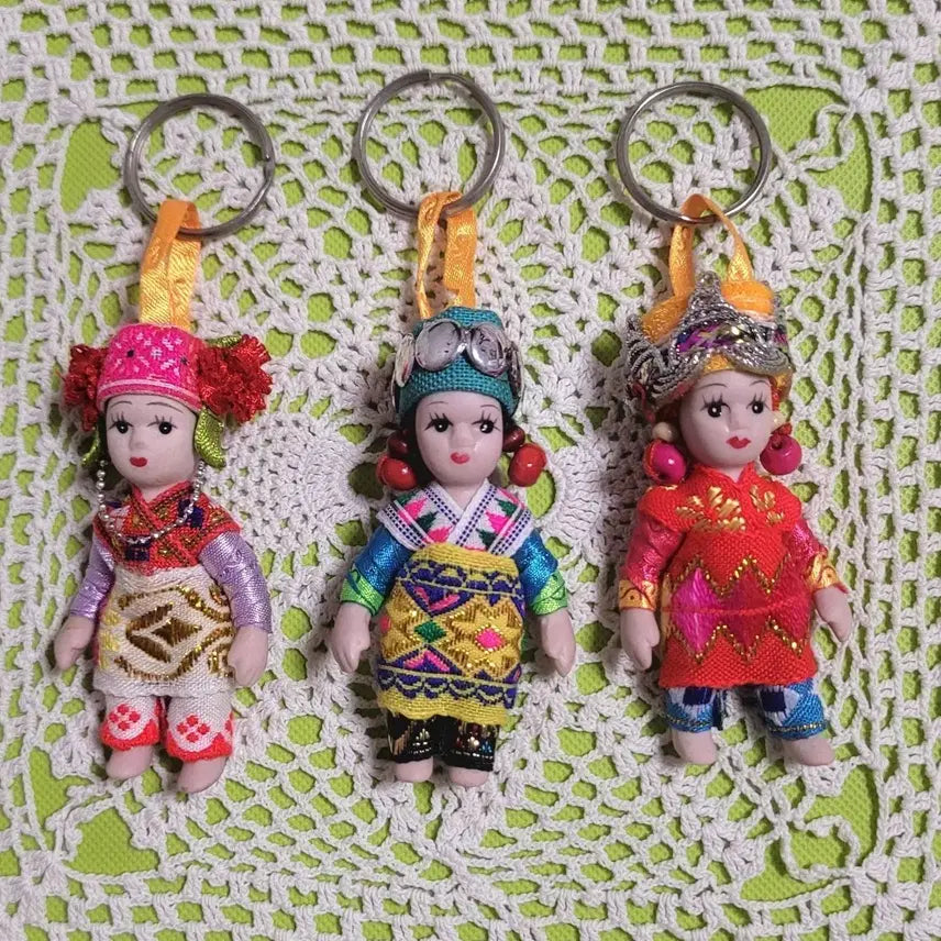 [BUNJANG] Ethnic Minority Traditional Dress Girl Doll Keychain Bundle Set / 소수민족 전통의상을 입고 있는 여아 키링 / 일괄판매 ( 수집품 )