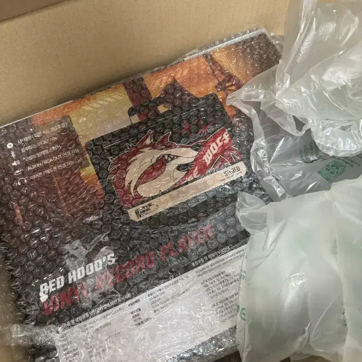 [BUNJANG] Goddess of Victory: Nikke Red Hood LP Turntable &amp; Shifty Poster Special Bundle (Sealed) / 승리의 여신 : 니케 레드후드 LP 턴테이블 + 시프티 포스터 특전 일괄 [전부 미개봉]