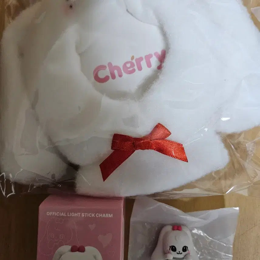 [BUNJANG] MINIBE Cherry Jang Wonyoung Lightstick Cape, Charm, and Holster Set / 미니브 팝업 체리 응원봉케이프,참,히퍼