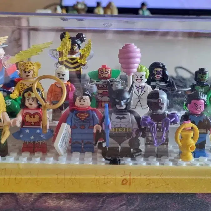 [BUNJANG] LEGO 71026 DC Super Heroes Minifigures Series 16 Bundle with Display Case / 레고 71026 DC 슈퍼 히어로즈 미니 피규어 16종 일괄 전시용 케이스 포함
