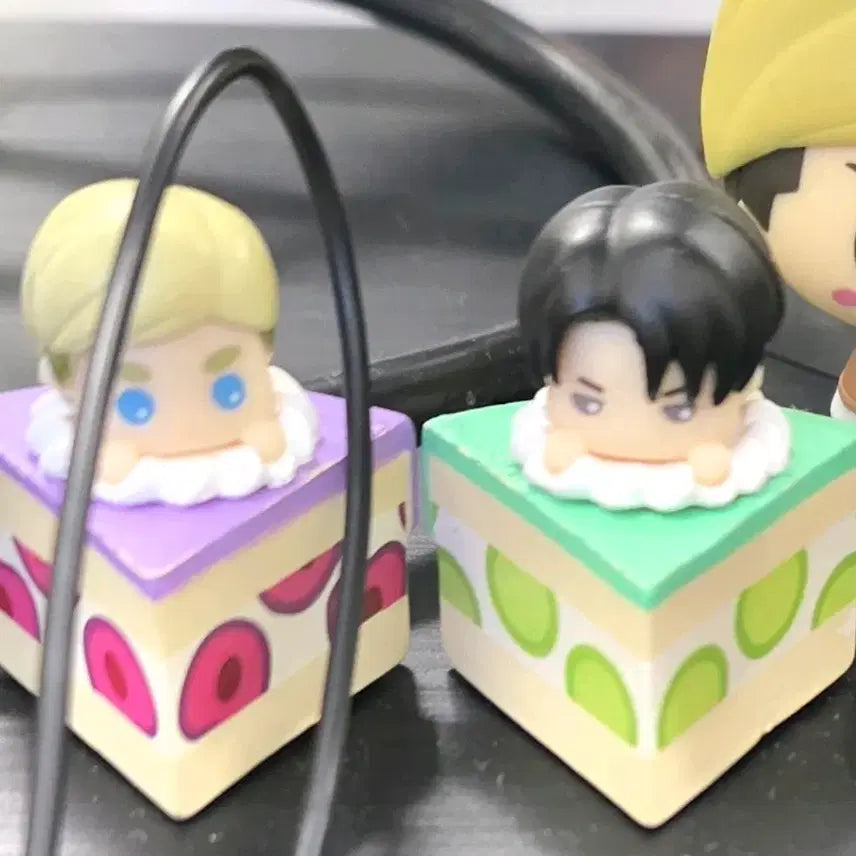 [BUNJANG] Attack on Titan Puchimasu Cake Gacha Erwin Levi Eruri (No Base) / 진격의 거인 푸치바스 케이크 가챠 엘빈 리바이 에루리 (받침대 X)