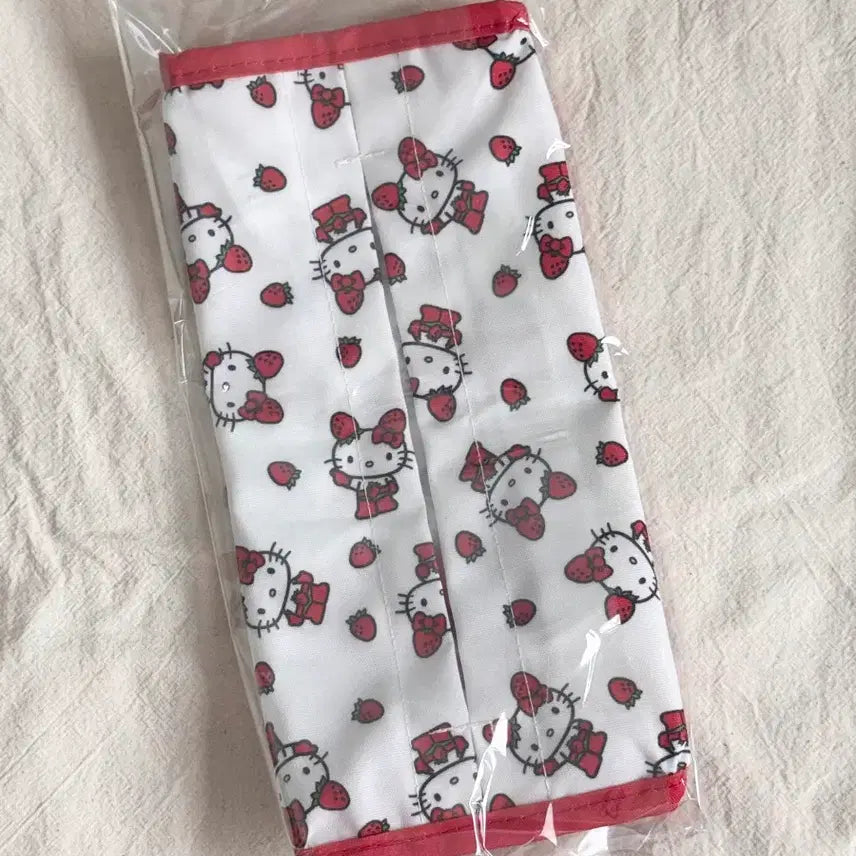 [BUNJANG] Hello Kitty Ichigo Series Tissue Cover (Sealed) / 헬로키티 이치고 딸기키티 티슈커버 휴대용 캠핑용 미개봉 새상품