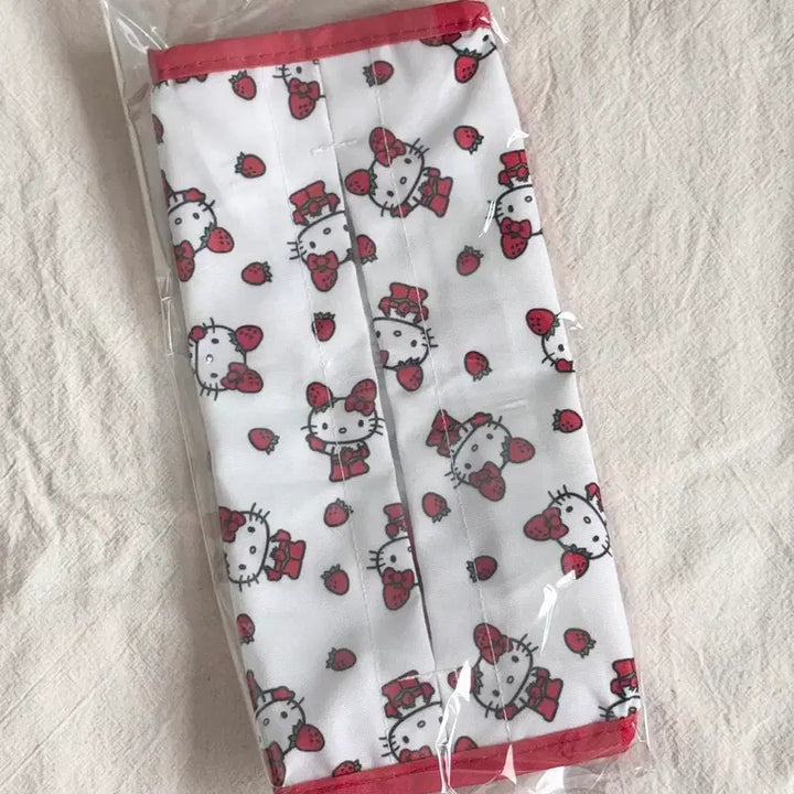 [BUNJANG] Hello Kitty Ichigo Series Tissue Cover (Sealed) / 헬로키티 이치고 딸기키티 티슈커버 휴대용 캠핑용 미개봉 새상품
