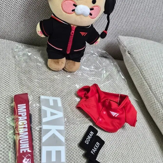 [BUNJANG] T1 x Chunsik Medium Plush Set with Faker Marking Paper &amp; Impact Amulet Strap / T1 x 춘식이 중형인형 세트 + 페이커 마킹지+임팩타뮨스트랩 일괄