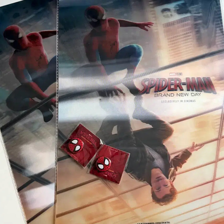 [BUNJANG] Spider-Man Brand New Day Lenticular Poster + Pin Set (Sealed Bundle) / [미개봉 일괄] 스파이더맨 브랜뉴데이 렌티큘러 포스터+핀뱃지