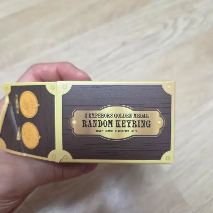 [BUNJANG] One Piece Yonko Emblem Gold Medal Keyring - Blackbeard (New) / 원피스 사황 엠블럼 골드 메달 키링 검은수염 새상품