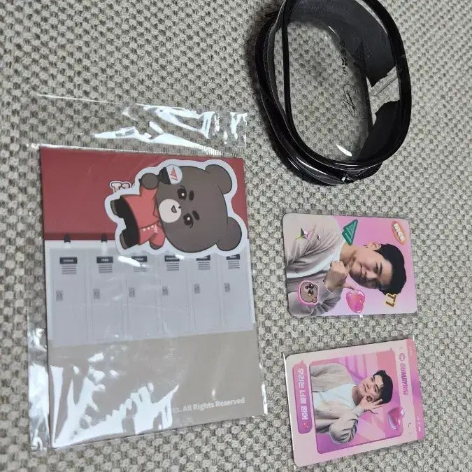 [BUNJANG] KumaYusi Eve 1st/2nd Photocard Bundle with Medicine Case &amp; Sticker / 구마유시 이브 1차2차 포카와 약케이스.구마유시스티커 일괄