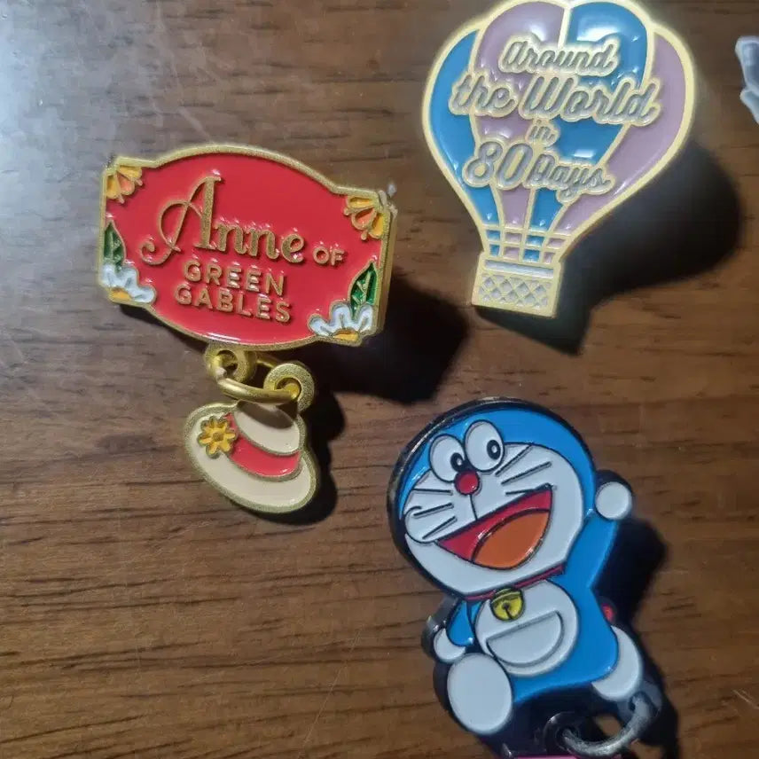 [BUNJANG] Aladdin Doraemon &amp; Anne of Green Gables Metal Badge Bundle / 금속 뱃지 알라딘 뱃지 일괄 도라에몽 뱃지 빨간머리 앤 80일간의 세계일주