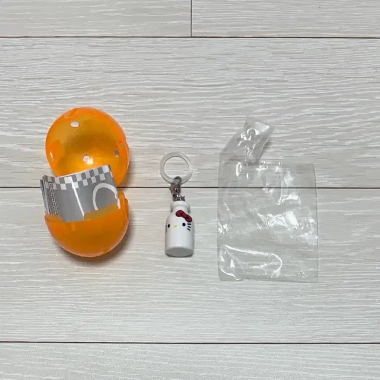 [BUNJANG] Hello Kitty American Megahouse Gacha Milk Bottle + Magnet Clip Set / 헬로키티 아메리칸 메지루시 가챠 우유병 + 마그넷 자석 집게 세트