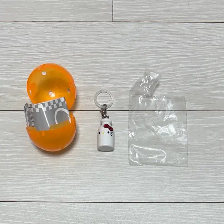 [BUNJANG] Hello Kitty American Megahouse Gacha Milk Bottle + Magnet Clip Set / 헬로키티 아메리칸 메지루시 가챠 우유병 + 마그넷 자석 집게 세트