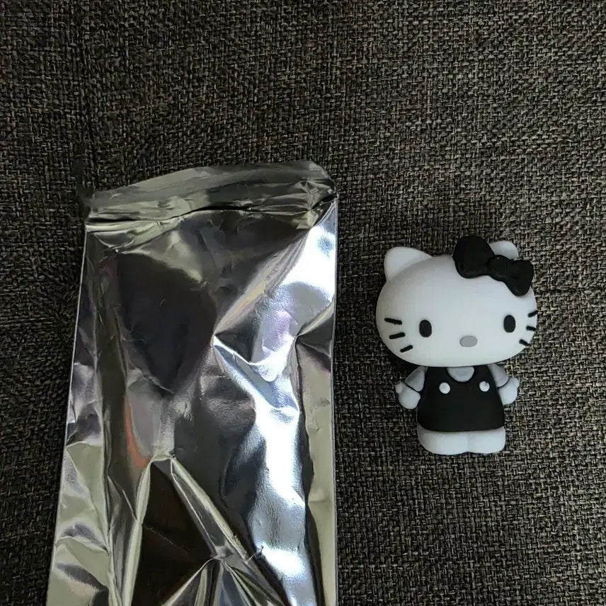 [BUNJANG] Hello Kitty Greek Yogurt Magnet (Black &amp; White) / 요즘 그릭 요거트 키티 마그넷 (검흰)