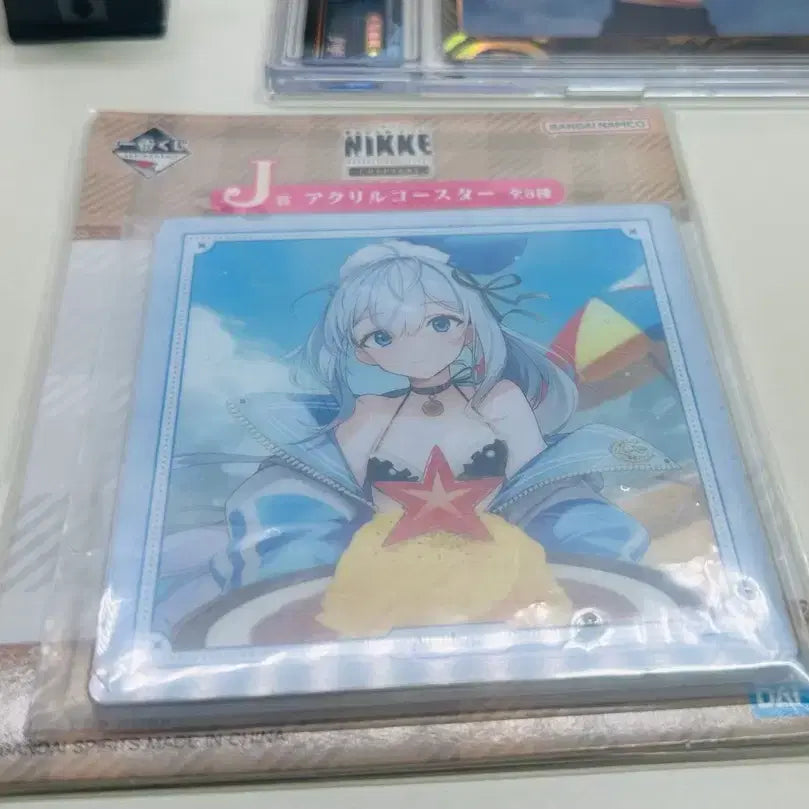[BUNJANG] Goddess of Victory: NIKKE Metallic Paste Red Hood Card + Ichiban Kuji J Prize / 니케 메탈릭패스 레드후드 카드+ 니케 제일복권 j상