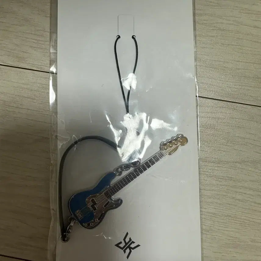 [BUNJANG] DAY6 Young K Bass Guitar Keychain (Sealed) / 데이식스 영케이 베이스 키링