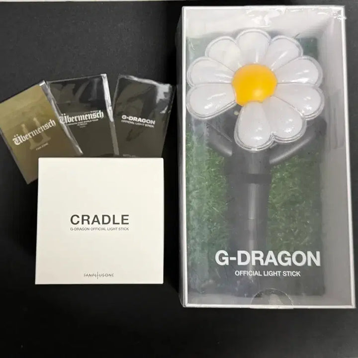 [BUNJANG] G-Dragon Official Light Stick Bundle Set / G-DRAGON 지드래곤 오피셜 라이트 스틱 응원봉 + 크래들 + 포토카드