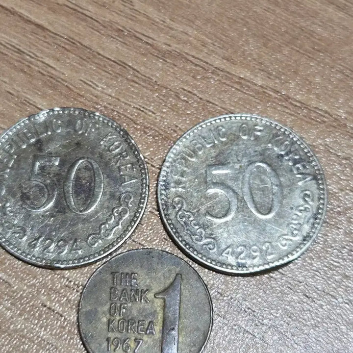 [BUNJANG] Vintage Korean 1 Won and 50 Hwan Coins (1967) / 옛날 1원50환 동전 (1967년, 4292, 4294년)