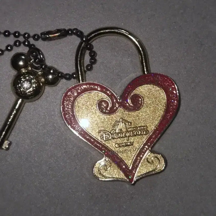 [BUNJANG] Limited Edition Hong Kong Disneyland Heart Lock &amp; Key Set / 고전 한정판 홍콩 디즈니랜드 하트 자물쇠 열쇠 SET 고전문구 고전완구 디즈니