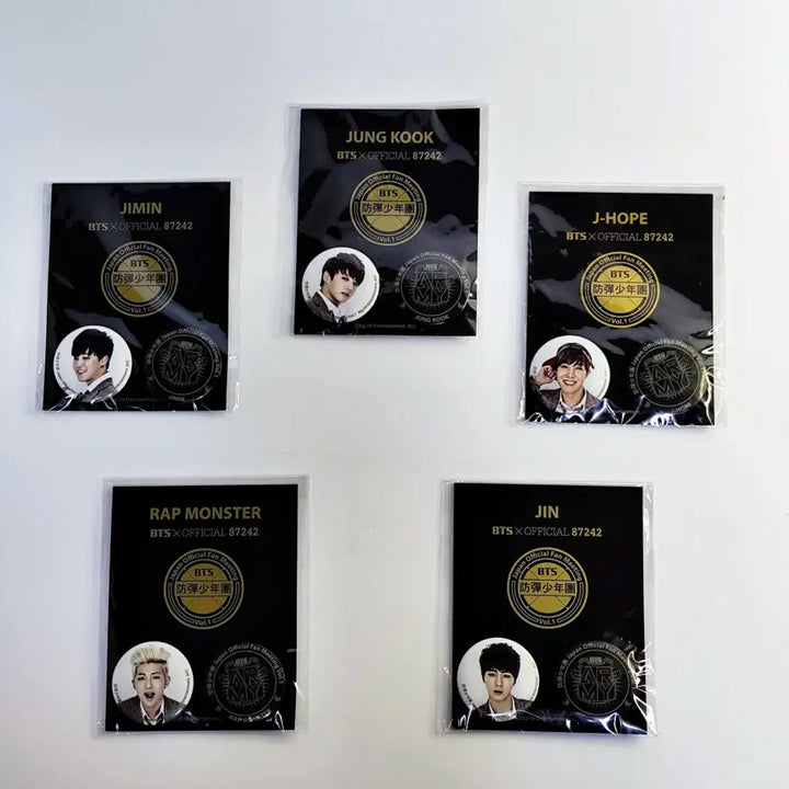 [BUNJANG] BTS 2014 Japan Fan Meeting Vol.1 Badge Set + Shopping Bag (Sealed) / [미개봉/초희귀] BTS 2014 Japan Fan Meeting Vol.1 BADGE 5종 세트 + 쇼핑백