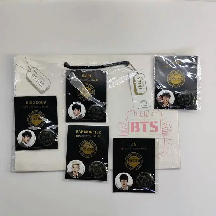 [BUNJANG] BTS 2014 Japan Fan Meeting Vol.1 Badge Set + Shopping Bag (Sealed) / [미개봉/초희귀] BTS 2014 Japan Fan Meeting Vol.1 BADGE 5종 세트 + 쇼핑백