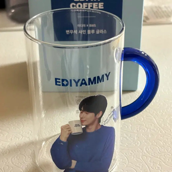 [BUNJANG] Byun Woo-seok Ediya Blue Glass Mug with Poster / (포스터 포함) 이디야 변우석 사인 블루 글라스 머그컵