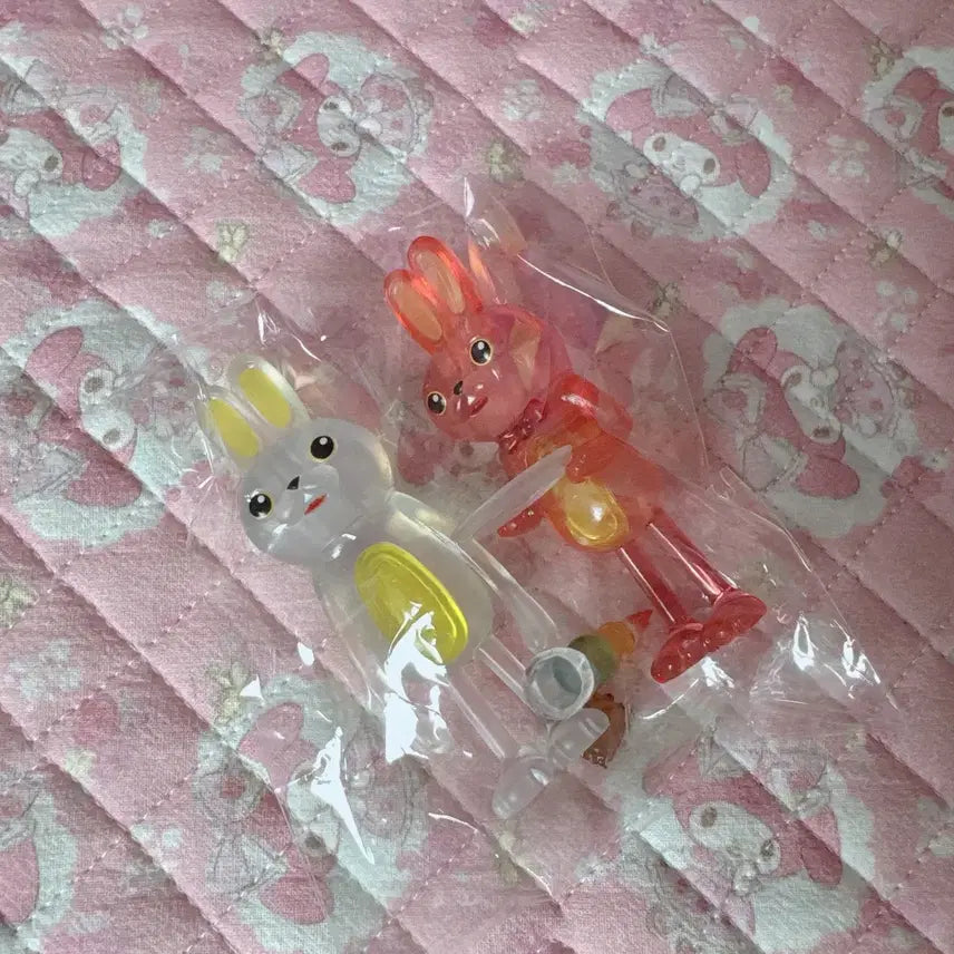 [BUNJANG] Transparent Rabbit Figure Gacha Set (2 Types) / 모든게 끝나버린 투명 토끼 피규어 가챠 2종 세트