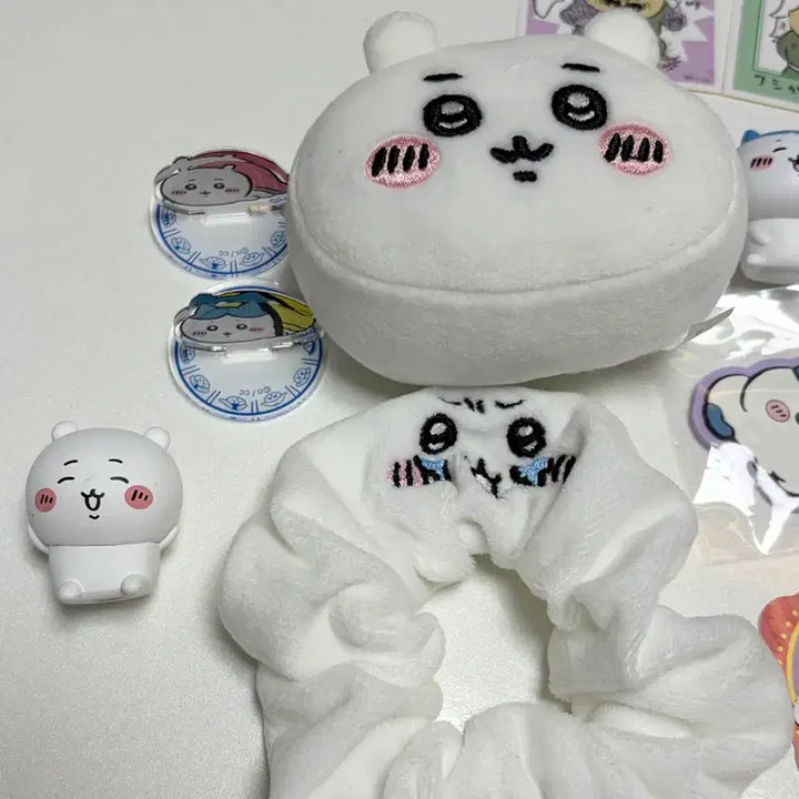 [BUNJANG] Chiikawa Goods Bundle Set (Charms, Figures, Acrylic Stands, Hair Ties, Stickers) / 치이카와 인형 키링, 피규어, 스시 아크릴 스탠드, 머리끈, 스티커 등 세트 일괄 판매