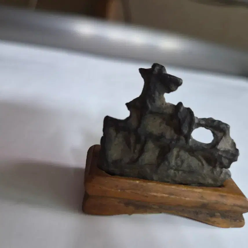 [BUNJANG] Namhangang Obsidian Stone Ship-shaped Pierced Stone / 앙증맞은  남한강 오석인  관통석인  함선