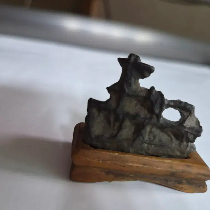 [BUNJANG] Namhangang Obsidian Stone Ship-shaped Pierced Stone / 앙증맞은  남한강 오석인  관통석인  함선