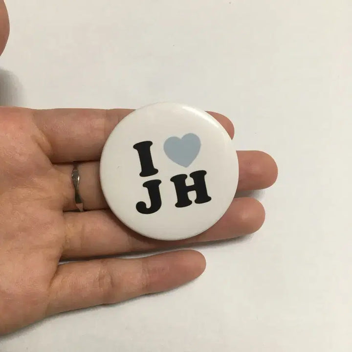 [BUNJANG] THE BOYZ Jaehyun "I LOVE JH" Initial Badge / 아이러브 JH 재현 뱃지 보넥도 명재현 nct 정재현 더보이즈 삼성 라이온즈 이재현 현재 재현