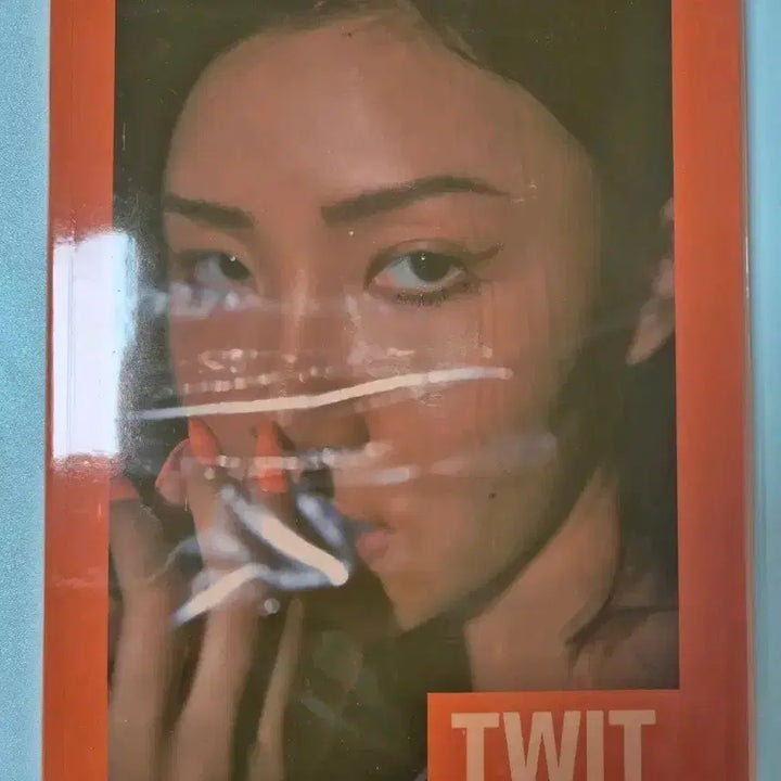[BUNJANG] Hwasa Twit Official Photobook / 화사 Twit 멍청이 포토북 (twit 팬콘 포토카드와 엽서도 같이 드려요)