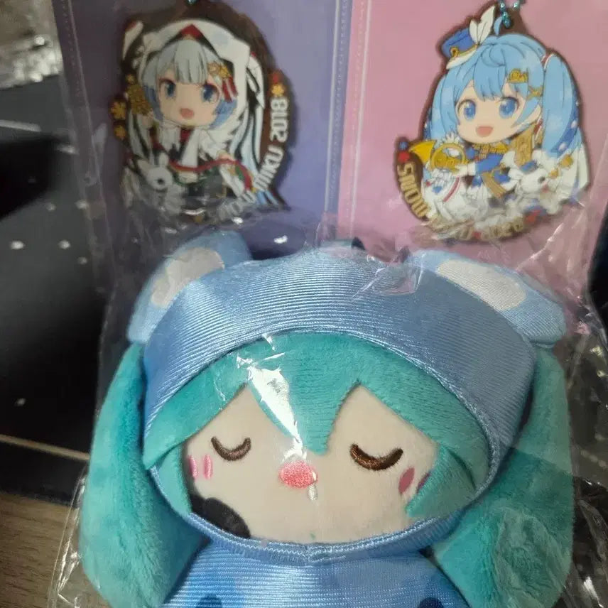 [BUNJANG] Hatsune Miku Rainy Day Series Rubber Strap &amp; Yuki Miku All Stars Rubber Keychain Set / 미쿠 우비인형 유키미쿠 러버스트랩