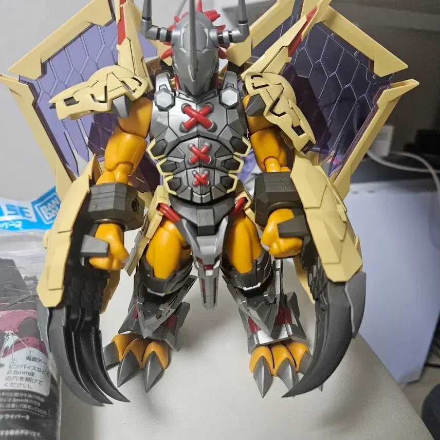 [BUNJANG] Digimon Figure-rise Wargreymon Plastic Model Kit (Pre-assembled) with Action Base / (가조립) 디지몬 피규어라이즈 워그레이몬 프라모델 액션베이스 포함