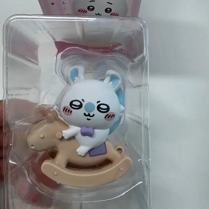 [BUNJANG] Chiikawa Momonga Figure Riding a Rocking Horse / [네고X] 먼작귀 치이카와 흔들목마 타는 모몽가 피규어