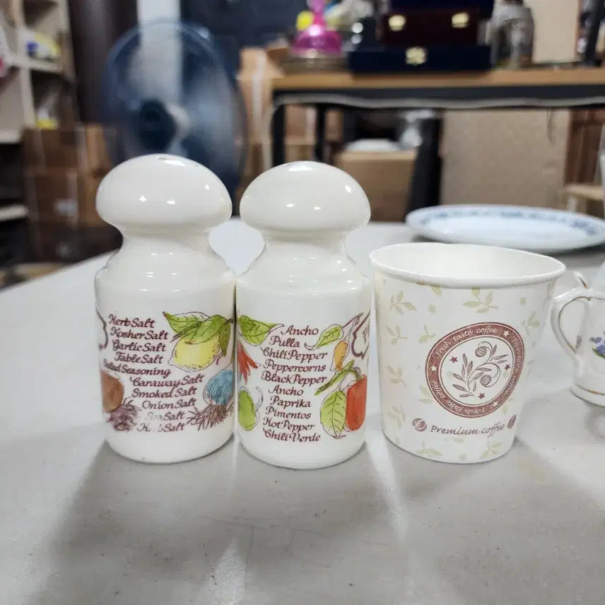 [BUNJANG] Avon Ceramic Spice Jar Set / 1980년 USA 에이본 AVON 도자기 양념통 세트에15000원 높이10.7cm