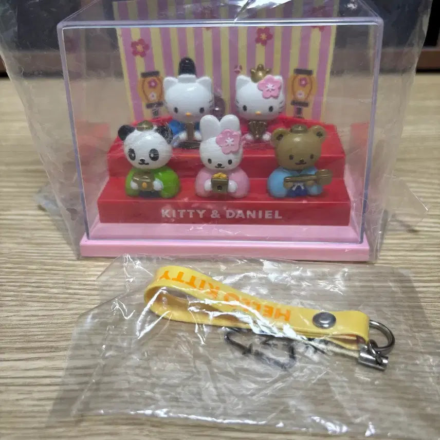 [BUNJANG] Hello Kitty &amp; Daniel Hinamatsuri Mini Figure Set / [고전] 헬로키티 &amp; 다니엘 히나마츠리 미니 피규어 세트