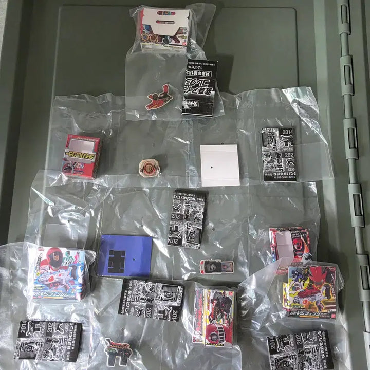 [BUNJANG] Super Sentai Series Transformation Item Pins Collection 2 Complete Set (6 Types) Sealed / 가샤퐁 슈퍼 전대 시리즈 변신 아이템 핀즈 콜렉션2 전 6종 미개봉