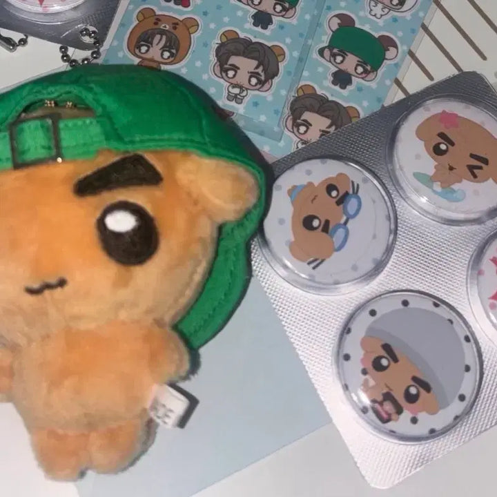 [BUNJANG] Kwon Eunbi Kwon Eunbi Health Doll + Pill Can Badge Set / 코르티스 건호 건강이 인형 + 알약 캔뱃지