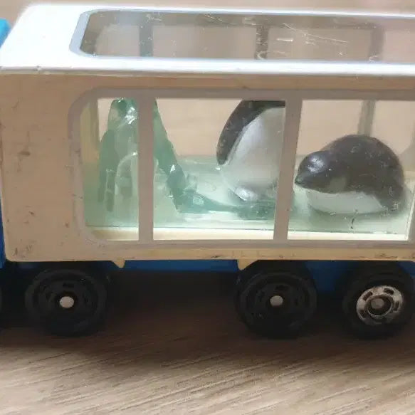 [BUNJANG] Tomica No. 47 Penguin Transport Truck Toy / 토미카 No.47 동물 운반차(펭귄)