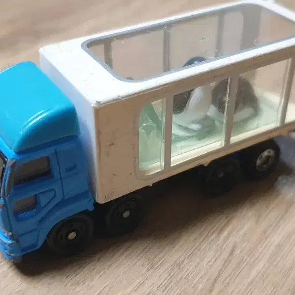 [BUNJANG] Tomica No. 47 Penguin Transport Truck Toy / 토미카 No.47 동물 운반차(펭귄)