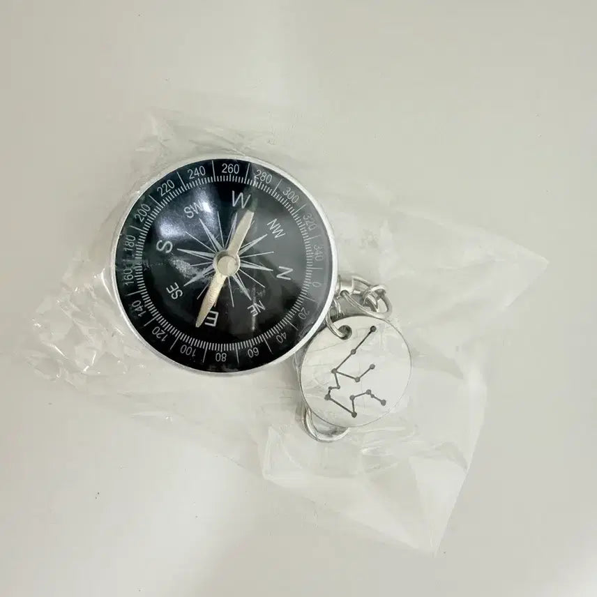 [BUNJANG] TWS 1st Anniversary Pop-up Constellation Compass Keyring (Sealed) / 투어스 1주년 팝업 별자리 키링 나침반 (미개봉)