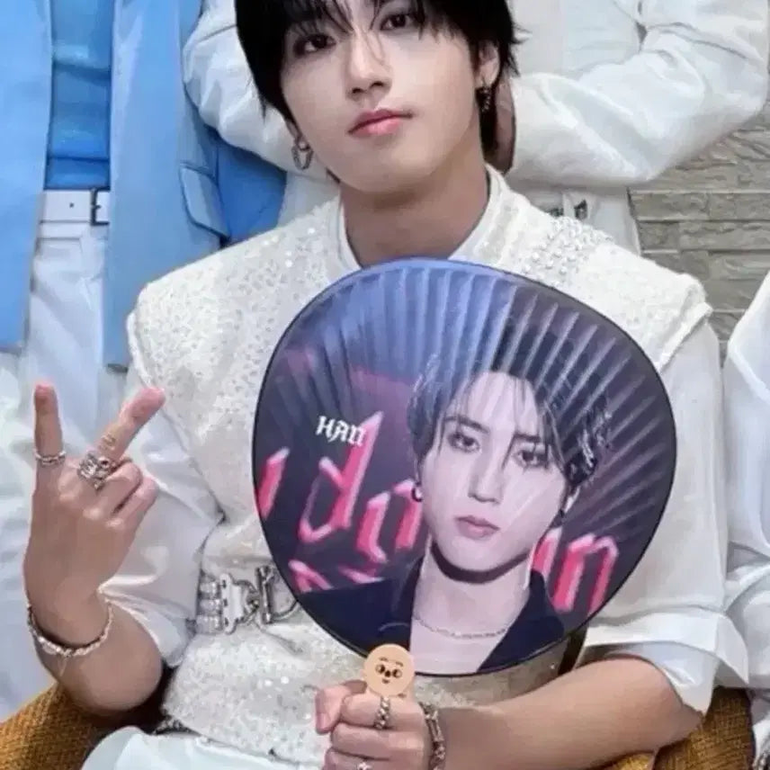 [BUNJANG] Stray Kids Han Jisung Japan Fanclub Gold POB Uchiwa Grip Photocard / 스키즈 우치와그립 한쿼카 일본콘 팬클럽 골드 특전 한지성 양도